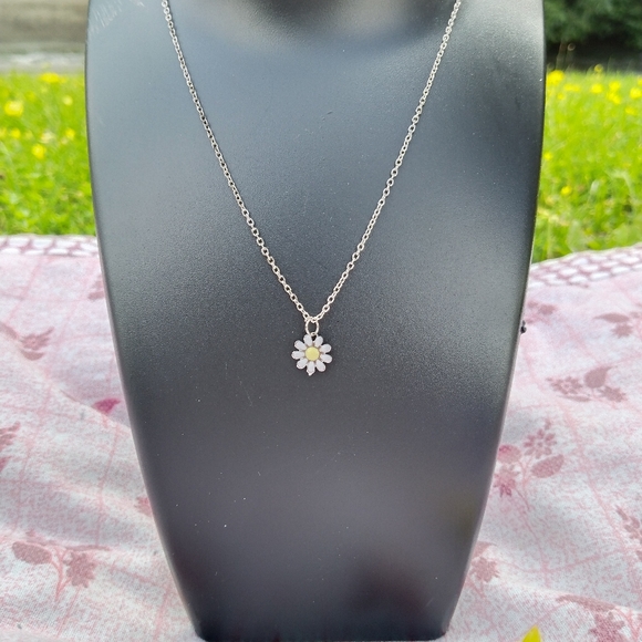 Womens Girls Daisy Necklace Small Enamel Daisy Pendant & 16 inch Chain Gold. New - Picture 3 of 3